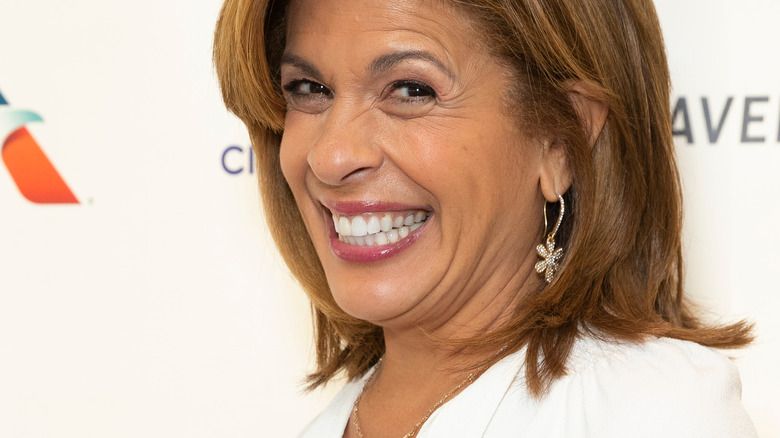 Hoda Kotb vestida de branco em 2018