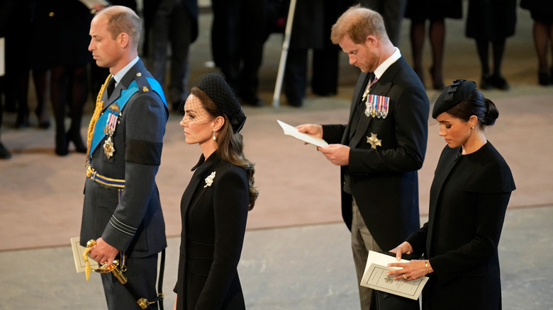   Princ William, Kate, princ Harry, Meghan stojící