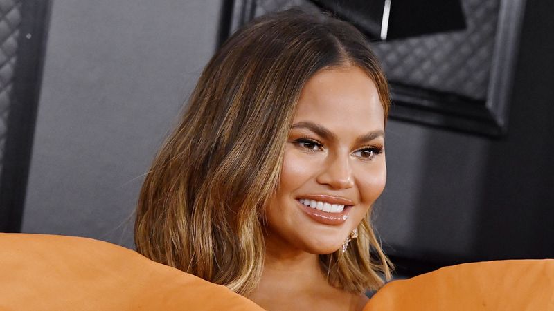 Chrissy Teigen visar upp sin nya piercing