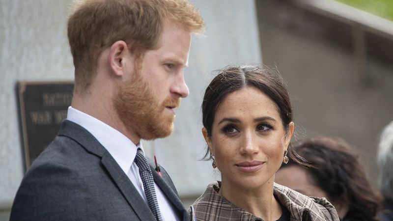 Meghan Markle olhando para o príncipe Harry
