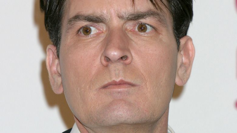 Per què Charlie Sheen ja no paga la manutenció infantil a Denise Richards?