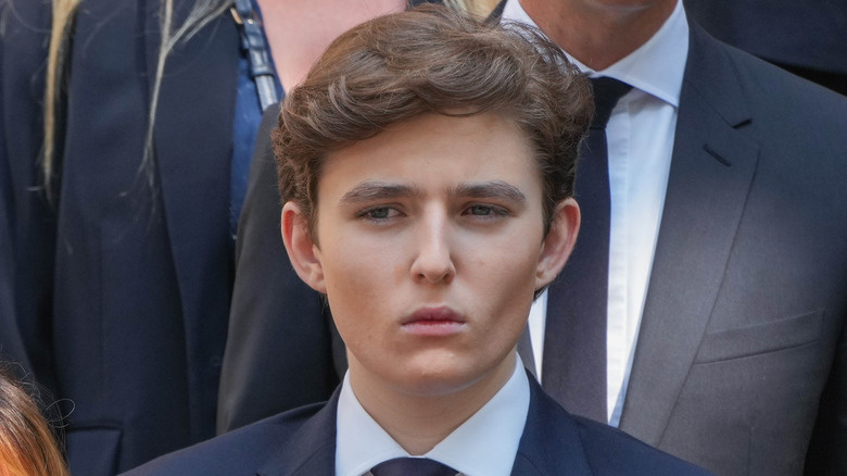 Barron Trump parece mais desconfortável do que nunca jogando golfe com o papai Donald
