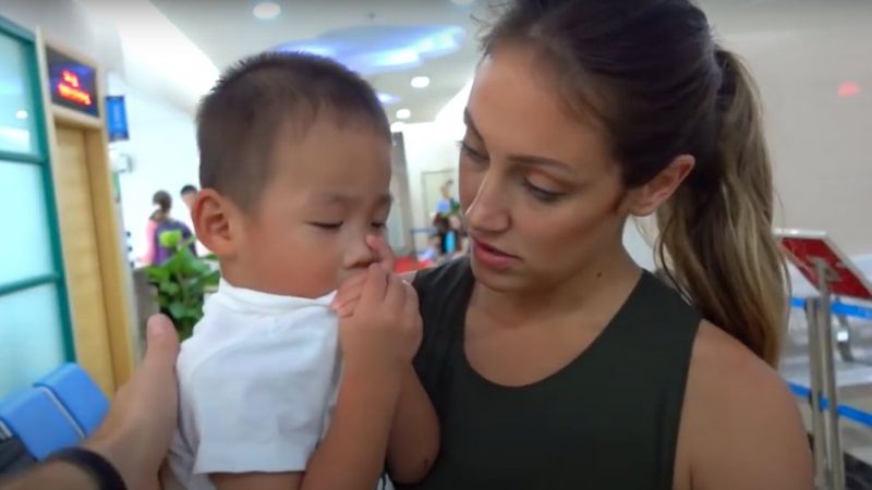 Myka Stauffer a adoptivní syn Huxley