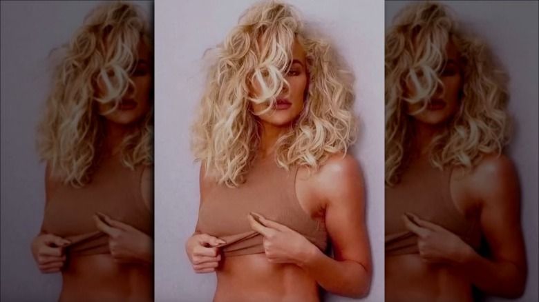 Khloe Kardashian předvádí přirozené kadeře