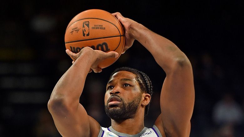 Tristan Thompson střílí basketbalový míč