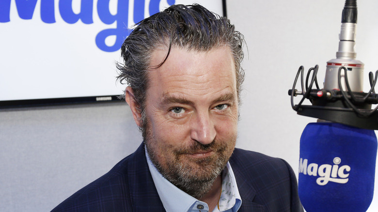   Matthew Perry com barba grisalha