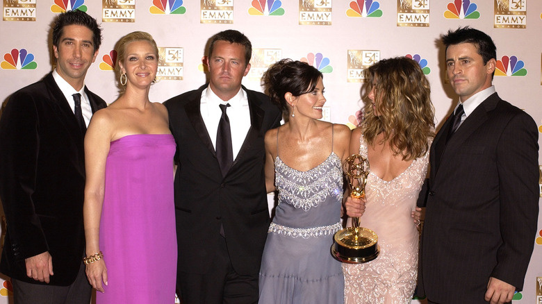   Elenco de Friends vestido formalmente
