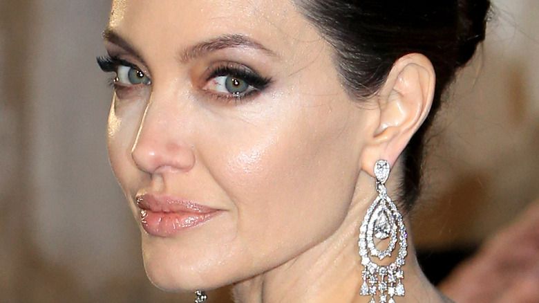 Com qual dos ex famosos de Angelina Jolie ela foi descoberta novamente?