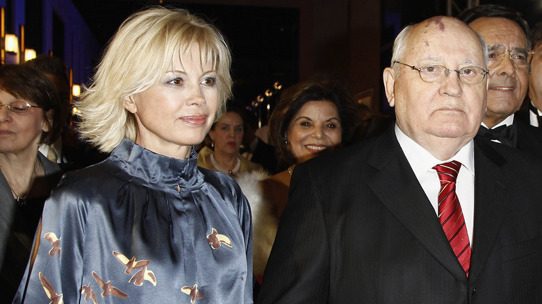  Irina Virganskaya a Michail Gorbačov chodí.