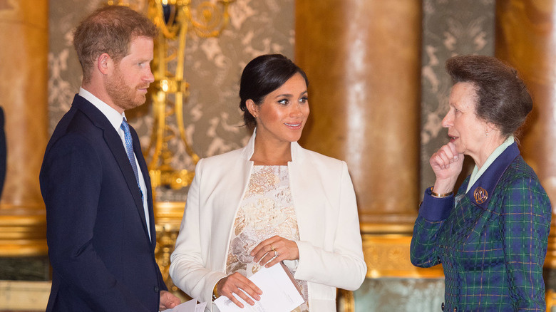   Príncipe Harry e Meghan Markle com a princesa Anne