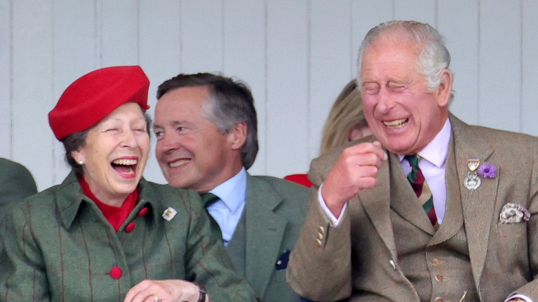   Princesa Anne rindo com o rei Charles