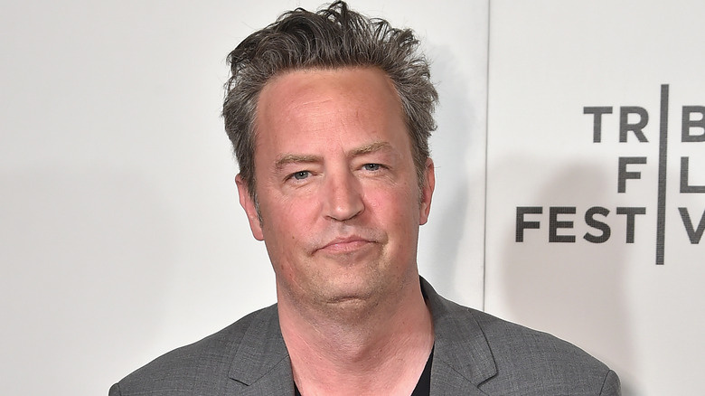 Como as lutas contra o vício de Matthew Perry afetaram sua aparência