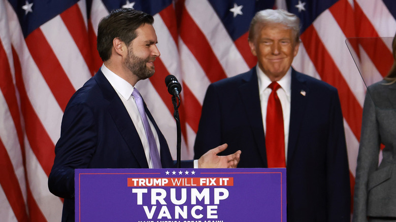  Джей Ди Вэнс и Дональд Трамп улыбаются на сцене