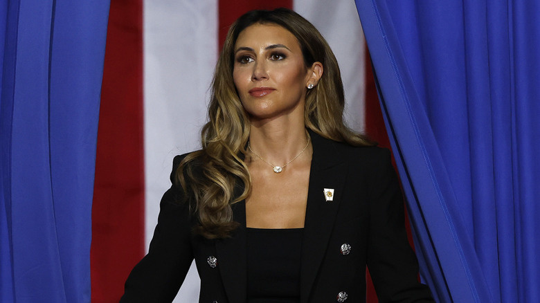 As falhas na moda de peles da advogada de Trump, Alina Habba, são seriamente assustadoras