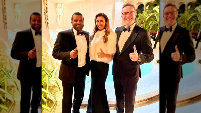  Kash Patel, Alina Habba e Benny Johnson fazendo sinal de positivo para a câmera