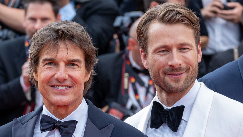 Sinais que Glen Powell quer desesperadamente ser o próximo Tom Cruise