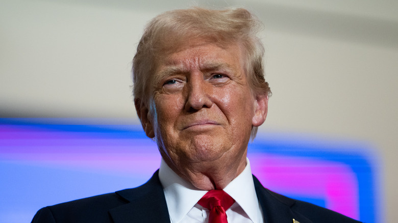 Трамп шутит, что «может никогда не вернуться» к Мелании (и мы едва слышим, как бывшая первая леди прыгает от радости)