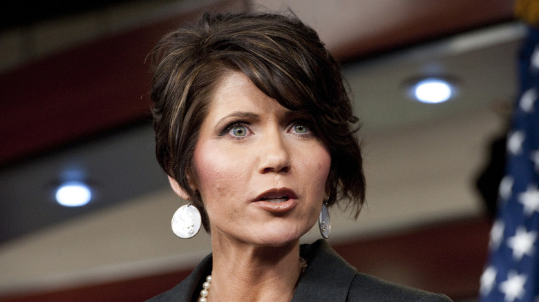  Kristi Noem com cabelo curto