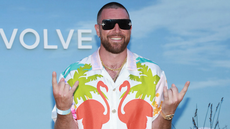   Travis Kelce nosi sunčane naočale