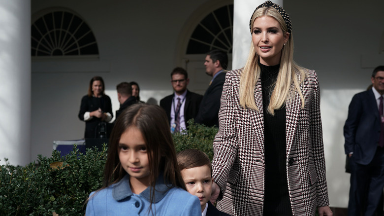   Ivanka Trump geht mit ihren Kindern spazieren
