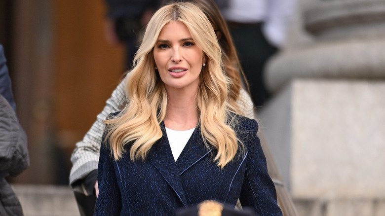  Ivanka Trump trägt eine blaue Jacke