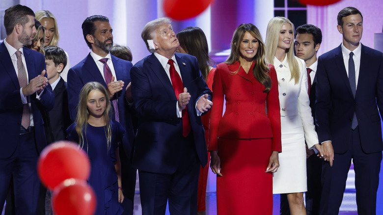   Trumpova rodina se shromáždila na pódiu
