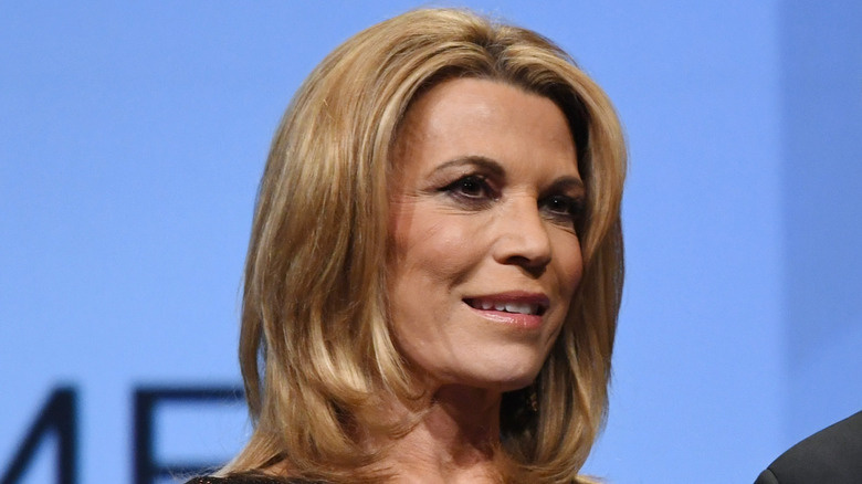   Vanna White ispred plave pozadine