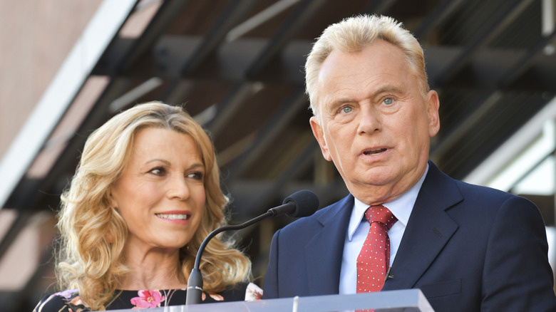   Vanna White s ljubavlju gleda u Pat Sajak