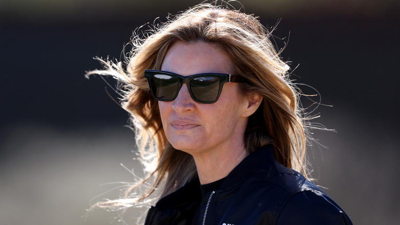 El vestit de línia lateral Frumpy d'Erin Andrews roba el focus del dia del joc