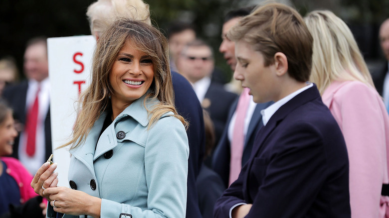   Melania e Barron Trump posando