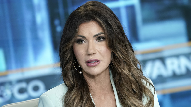   Kristi Noem mluví