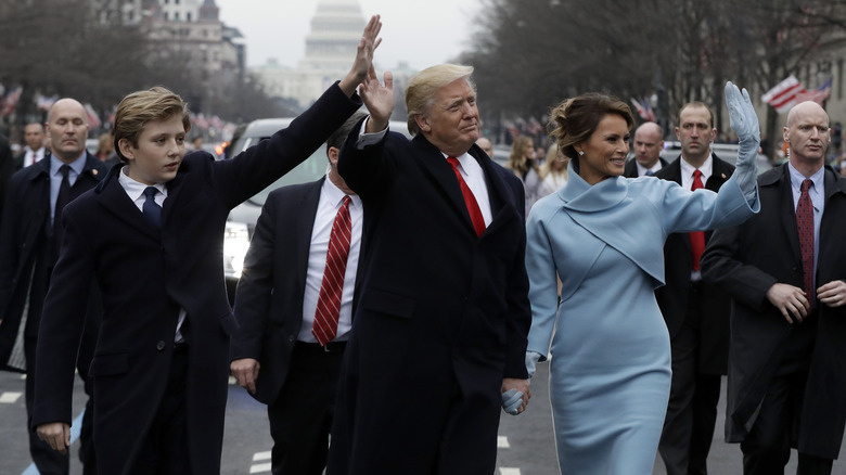   手を振るトランプ一家