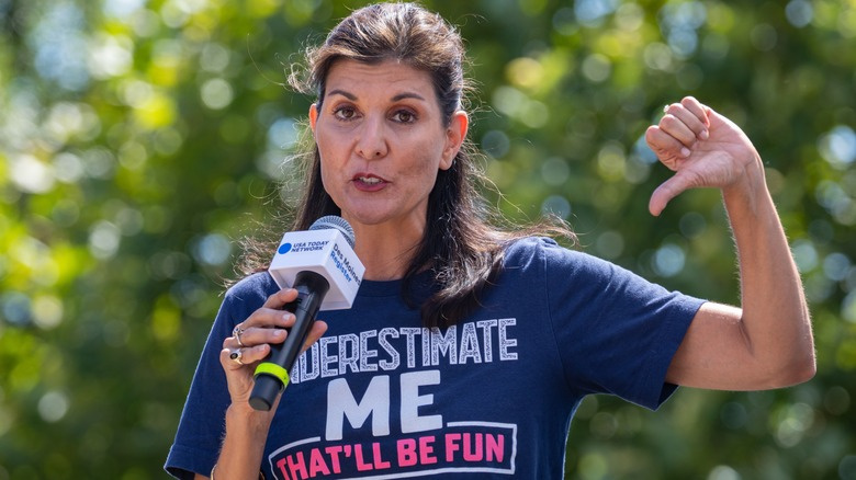   Nikki Haley dává palec dolů