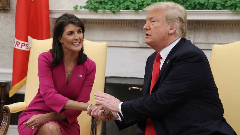   Nikki Haleyová a Donald Trump si potřásají rukama
