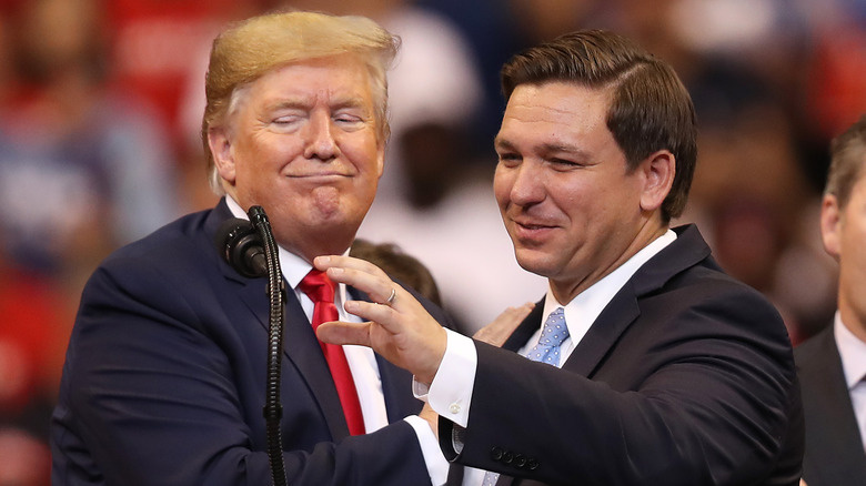   Donald Trump a Ron DeSantis s úsměvem