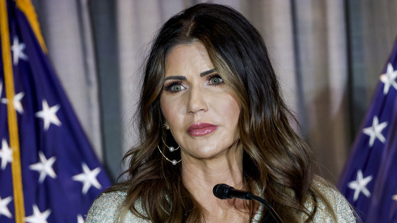   Kristi Noem mluví