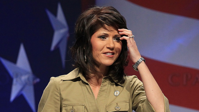  Kristi Noem mluví