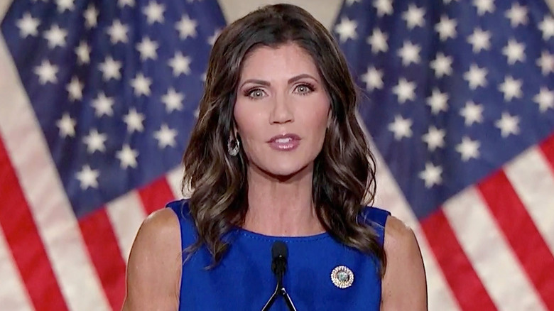   Kristi Noem mluví