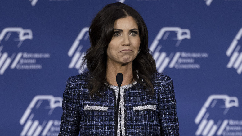   Kristi Noem mluví před mikrofonem