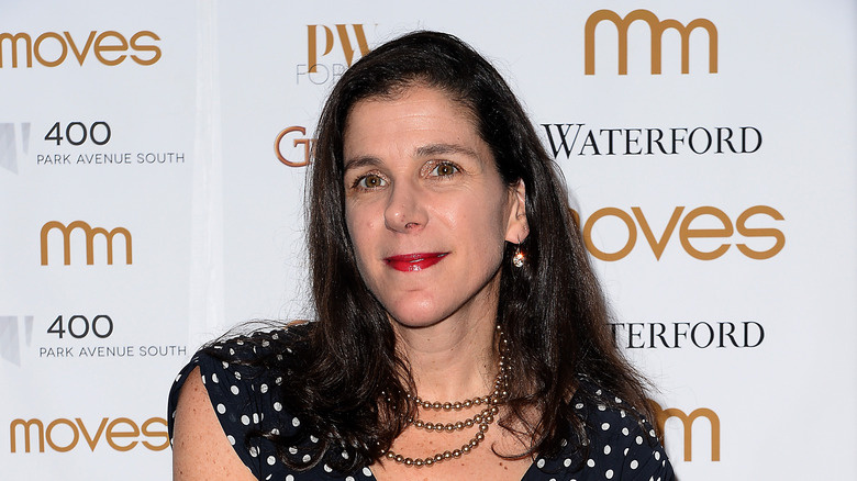   Alexandra Pelosi de batom vermelho