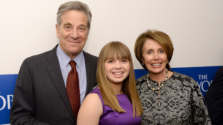   Nancy e Paul Pelosi com a neta