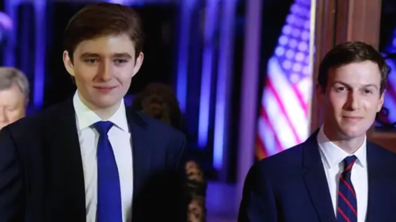   微笑むバロン・トランプ・ジャレッド・クシュナー