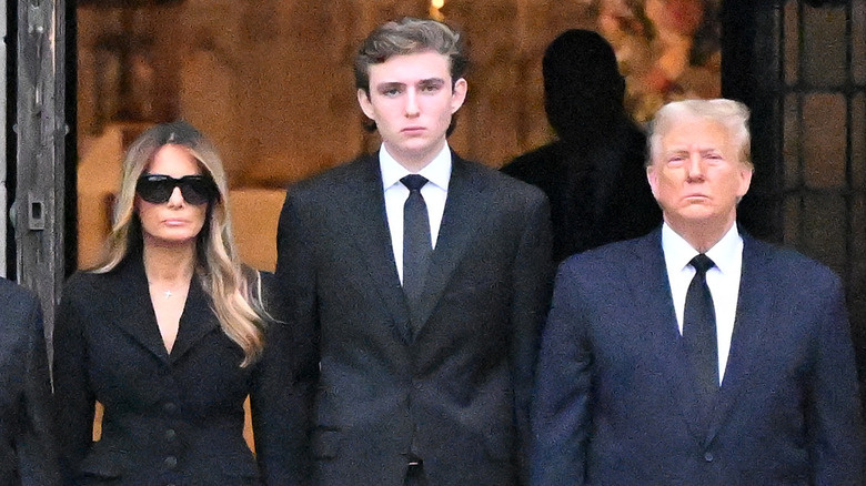   ポーズを取るメラニア・バロン・ドナルド・トランプ