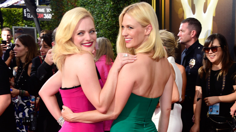  Elisabeth Moss và January Jones tạo dáng