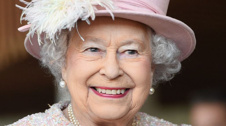 Sanningen om drottning Elizabeths förhållande med Angelina Jolie
