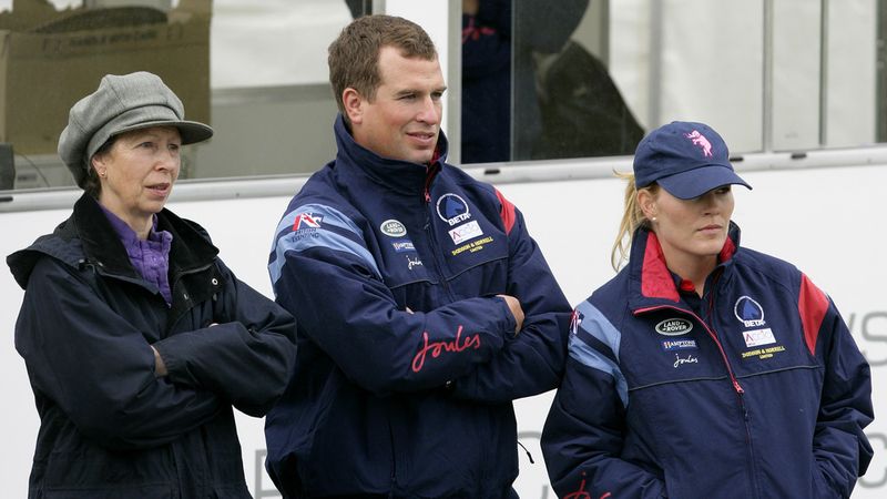 Princeza Anne, Peter Phillips i Autumn Phillips stoje zajedno
