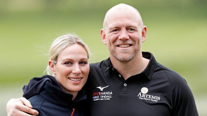 Zara Tindall i njezin suprug Mike Tindall, ruku pod ruku