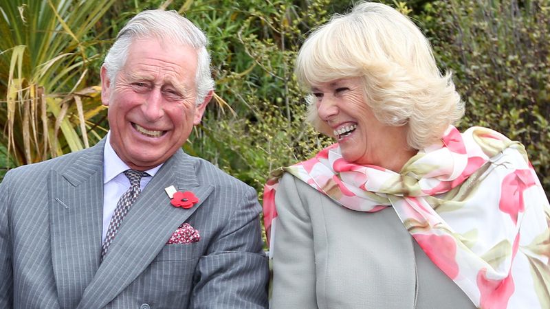 Princ Charles a Camilla Parker Bowlesová se smějí