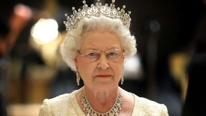 Královna Alžběta II vypadá vážně