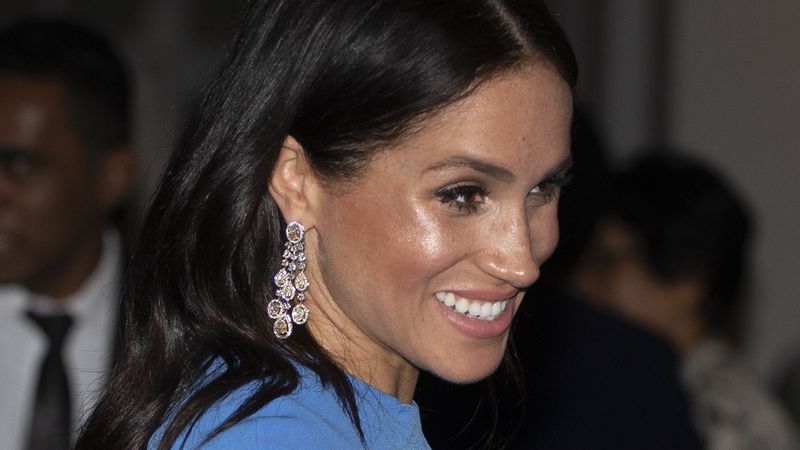 Meghan Markle nosí náušnice